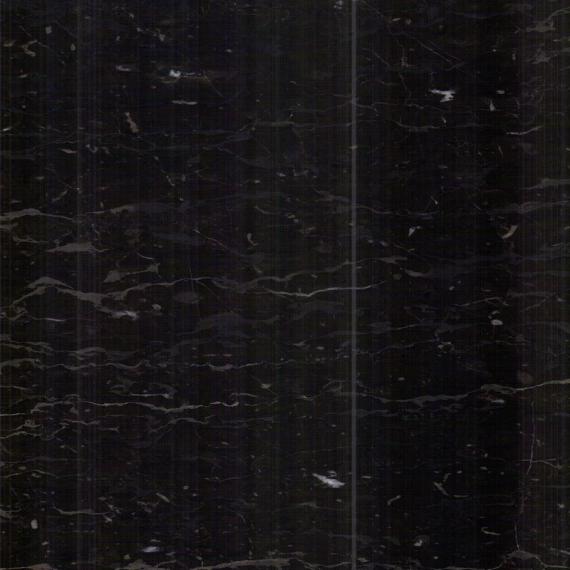 أرضيات المطبخ الرخامية تبدو لامعة في الحمام